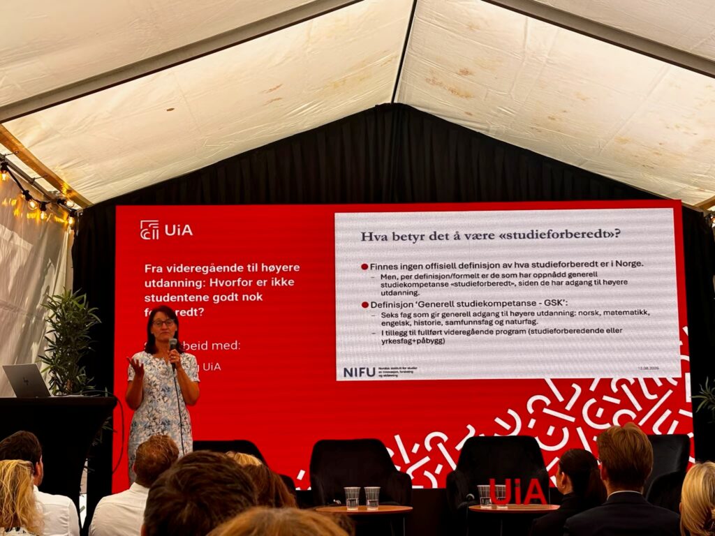 Forsker Elisabeth Hovdhaugen på scenen under NOKUT og UiA sin debatt om hvorfor studentene ikke er godt nok forberedt til høyere utdanning.