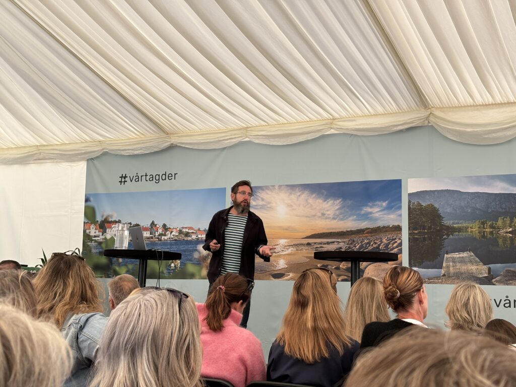 Forsker Jon Furholt innledet på seminaret «Raskere endring, økt omstilling og et voksende kompetansegap – Er vi tett nok på?», arrangert av #VårtAgder og Fagskolen i Agder.