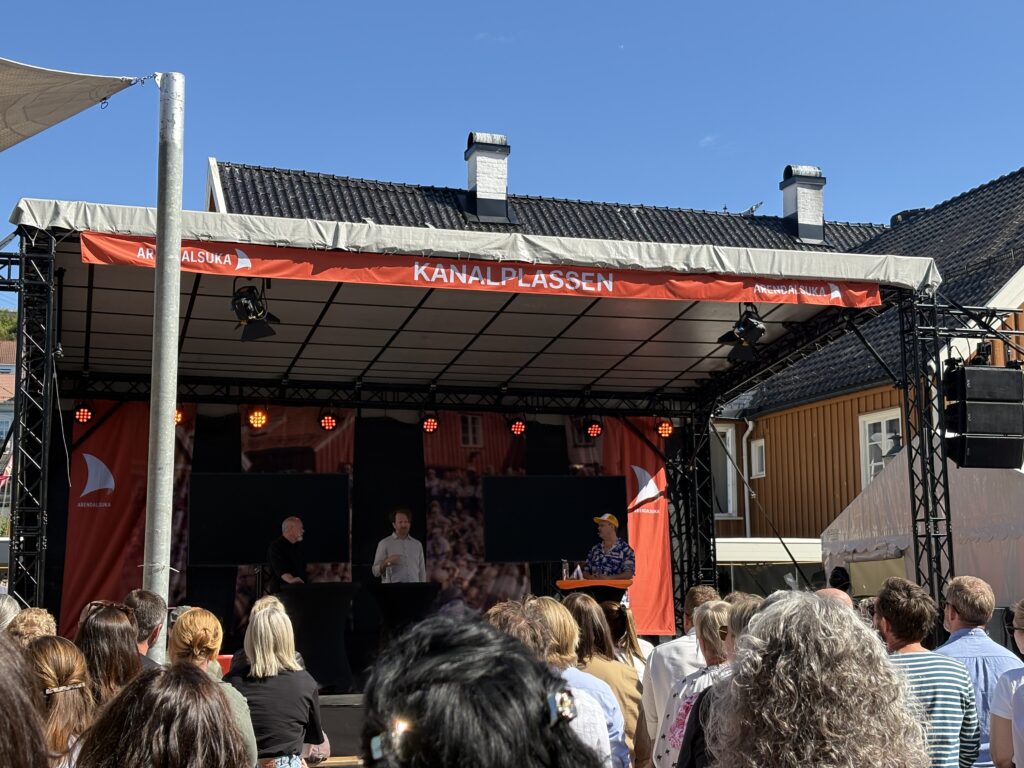 Forsker Asgeir Skålholt på scenen sammen med Thomas Seltzer og Navs statistikksjef, Ulf Andersen.