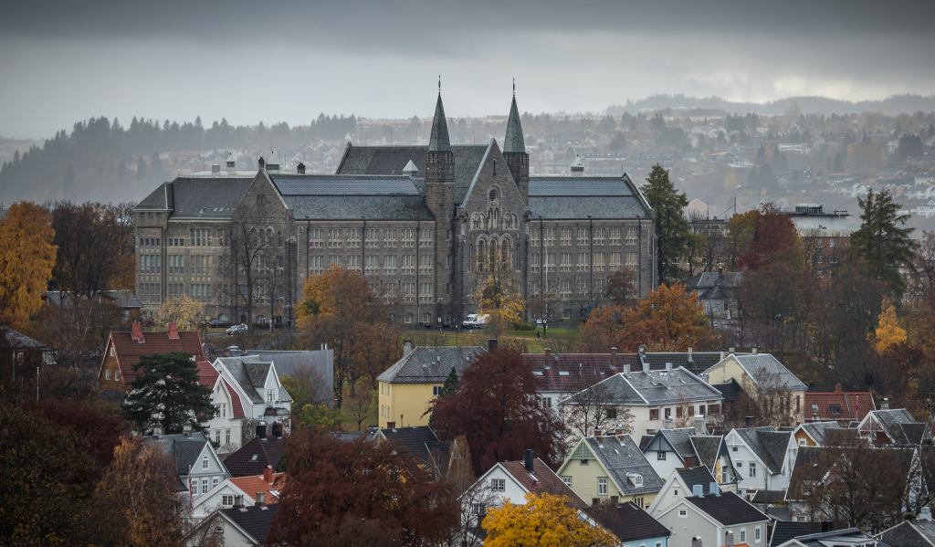 NTNU i Trondheim i bakgrunnen for byen.